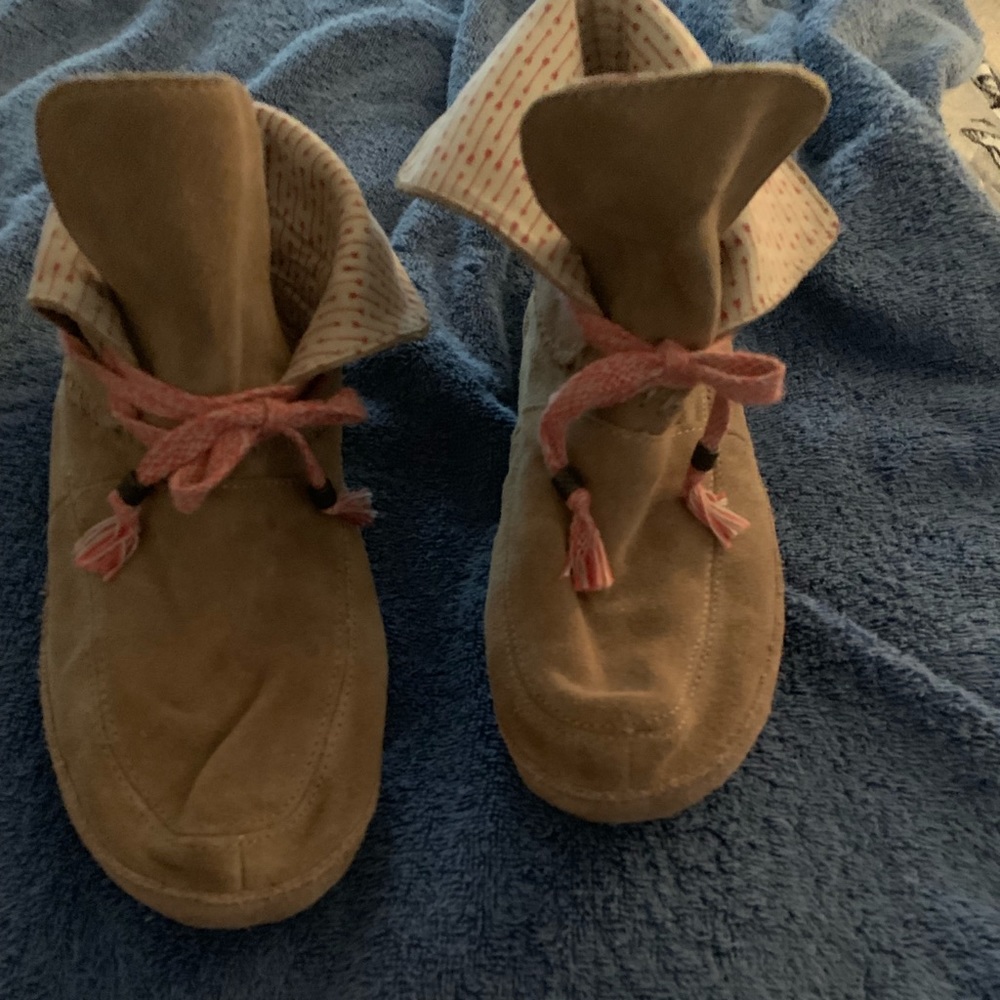 Sanuk suede boots